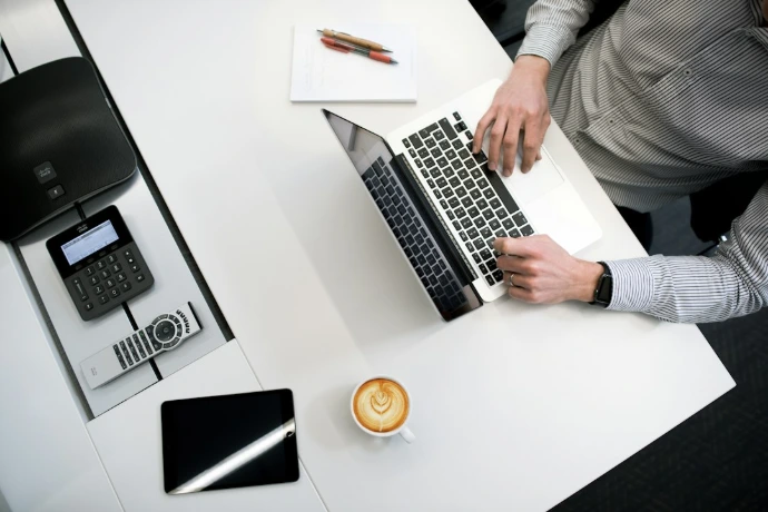 Sichere und vertrauliche Bearbeitung am Laptop